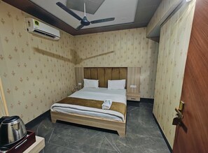 Desk, laptop workspace, free WiFi