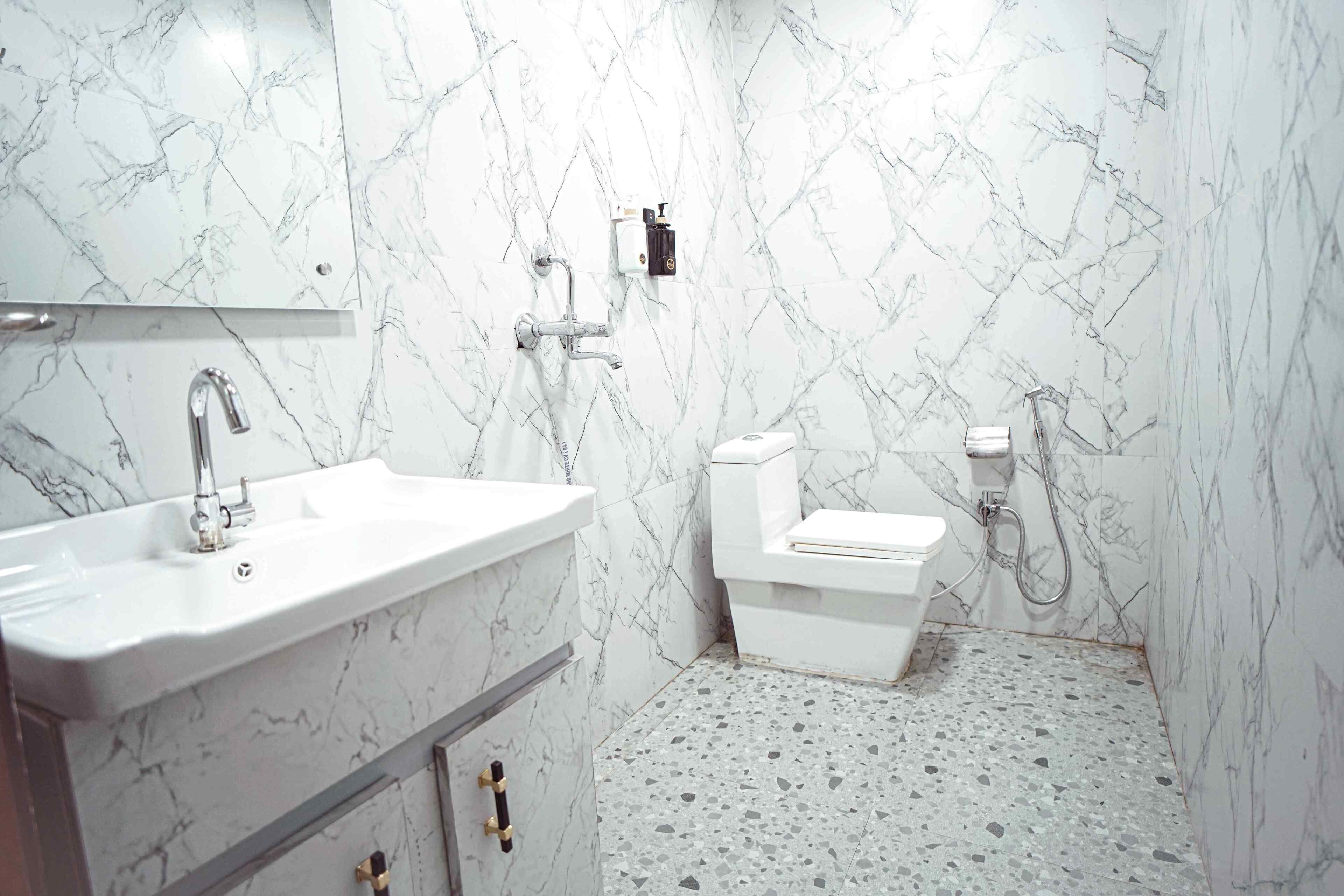 Ein Badezimmer mit Waschbecken, Toilette und Dusche.