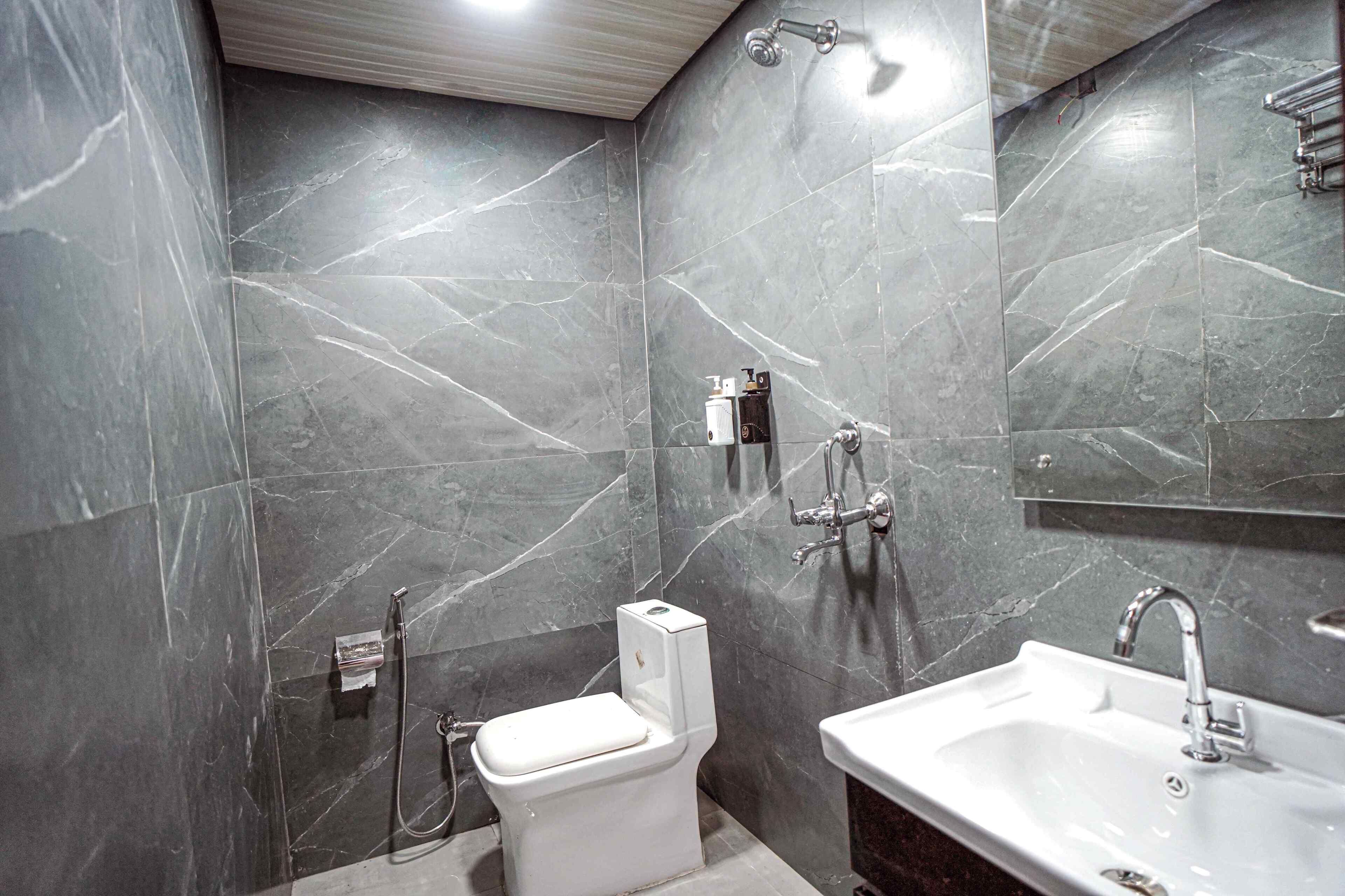 Ducha, artículos de higiene personal gratuitos, toallas y jabón
