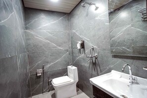 Shower, free toiletries, towels, soap - Hotel Konark INN (Bareilly)