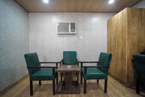 Living area - Hotel Konark INN (Bareilly)