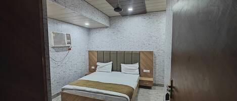 Basic dubbelrum | Skrivbord, arbetsyta för laptop och gratis wi-fi