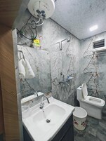 Ducha, artículos de tocador gratuitos, toallas, jabón