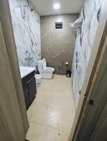 Ducha, artículos de tocador gratuitos, toallas, jabón