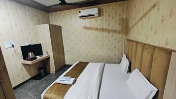 Basic Double Room | Bathroom | Shower, free toiletries, towels, soap