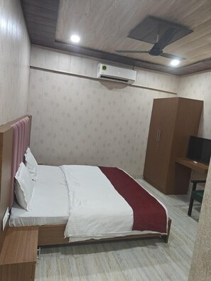 Kahden hengen perushuone | Työpöytä, kannettavalle tietokoneelle sopiva työtila, ilmainen Wi-Fi