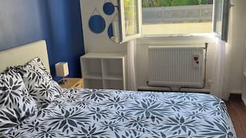 3 bedrooms, desk, iron/ironing board, travel crib