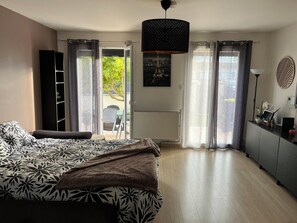 3 bedrooms, desk, iron/ironing board, travel crib