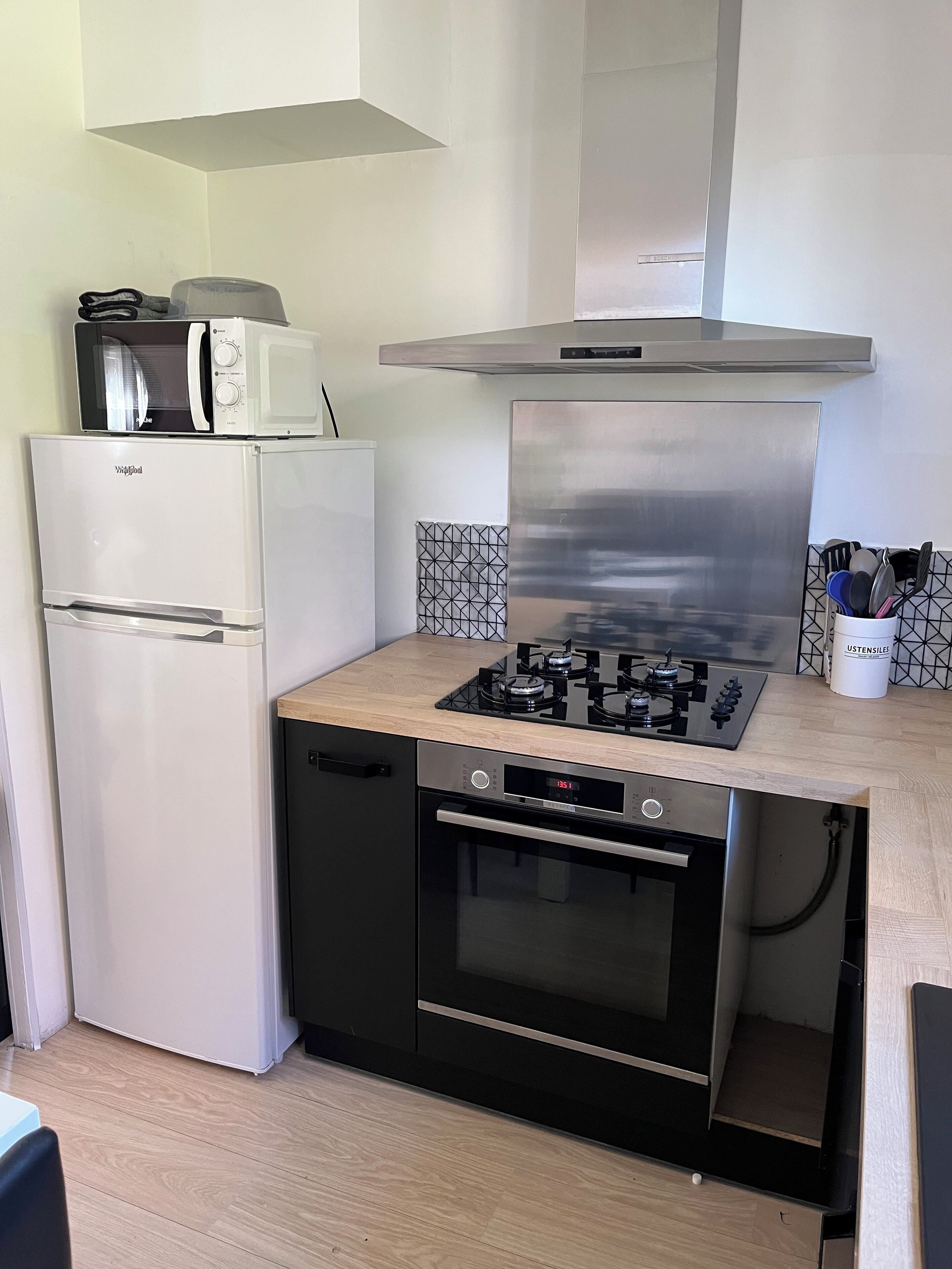 Kylskåp, mikrovågsugn, ugn och spishäll