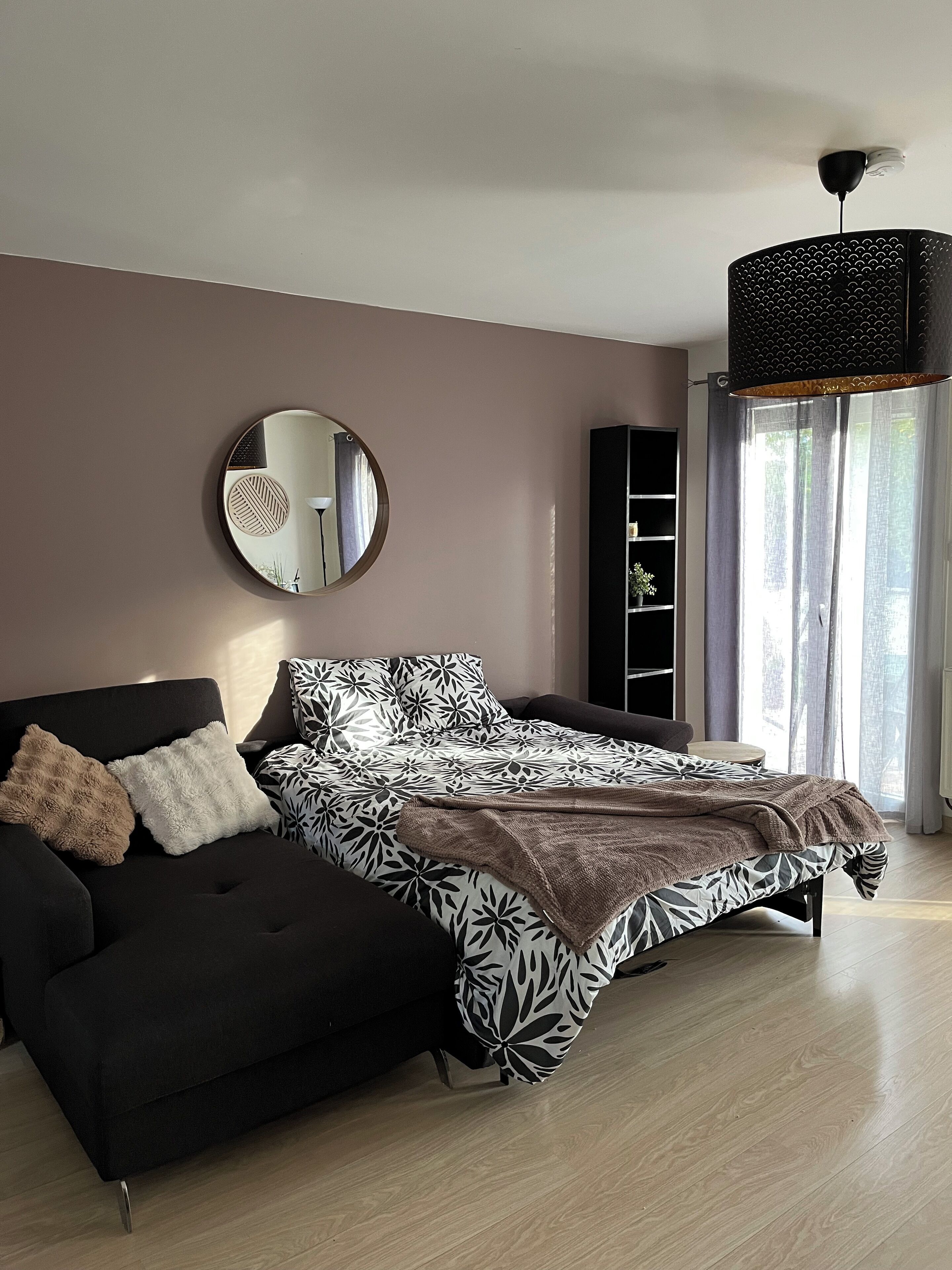 3 habitaciones, escritorio y tabla de planchar con plancha 