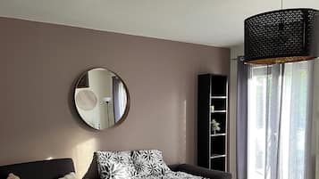 3 slaapkamers, een bureau, een strijkplank/strijkijzer, reisbedje