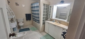 مناشف، صابون، ورق حمّام