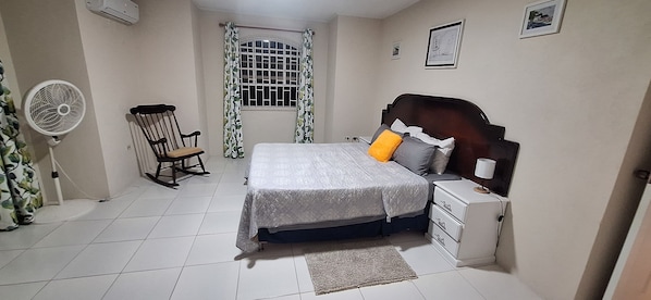 3 عدّة غرف نوم ومكواة/لوح كي وواي فاي وملاءات أسرّة