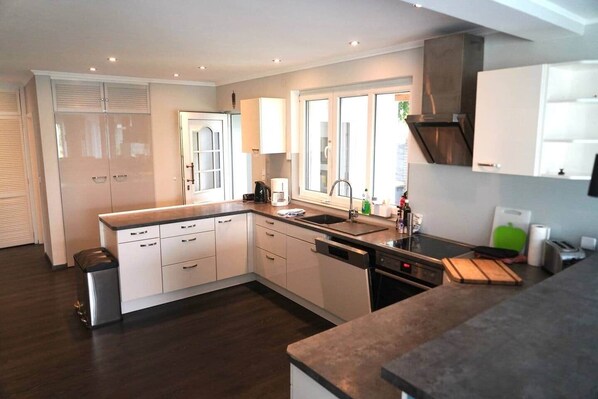 Cookware/dishes/utensils