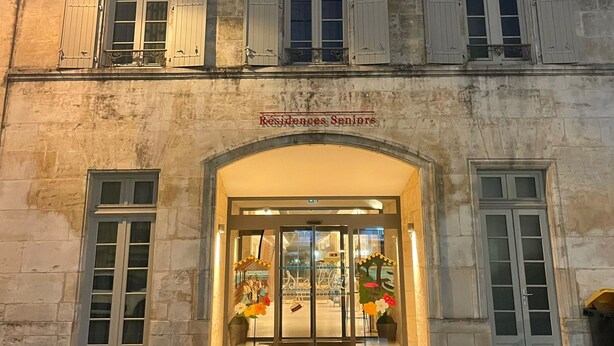 A building with a sign reading "Residences Seniors" above the entrance. - Zenao Appart'hôtels Cognac (Cognac)