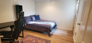 2 عدّة غرف نوم ومكواة/لوح كي وخدمة الإنترنت وملاءات أسرّة