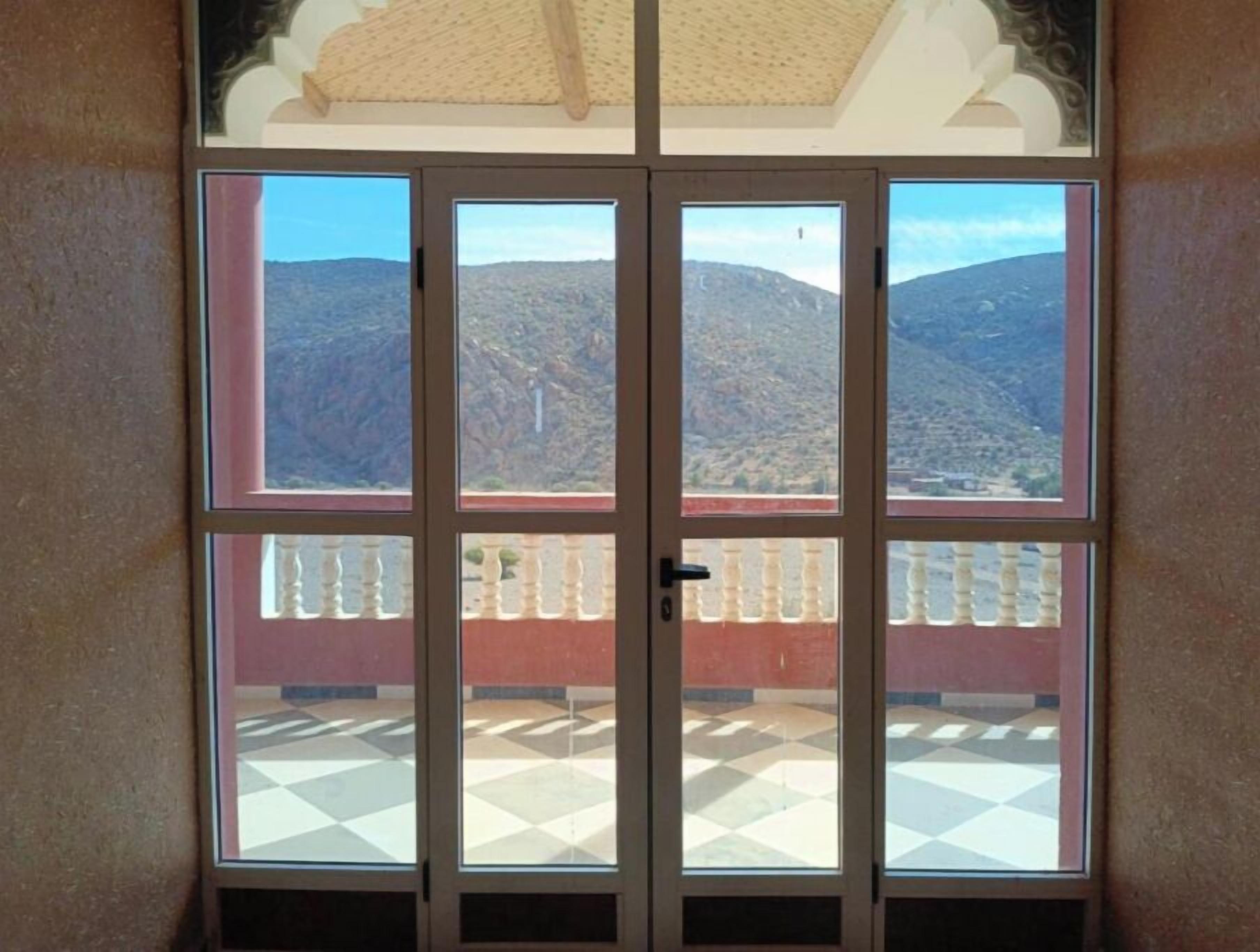 Una porta amb vista a un paisatge montanyós.