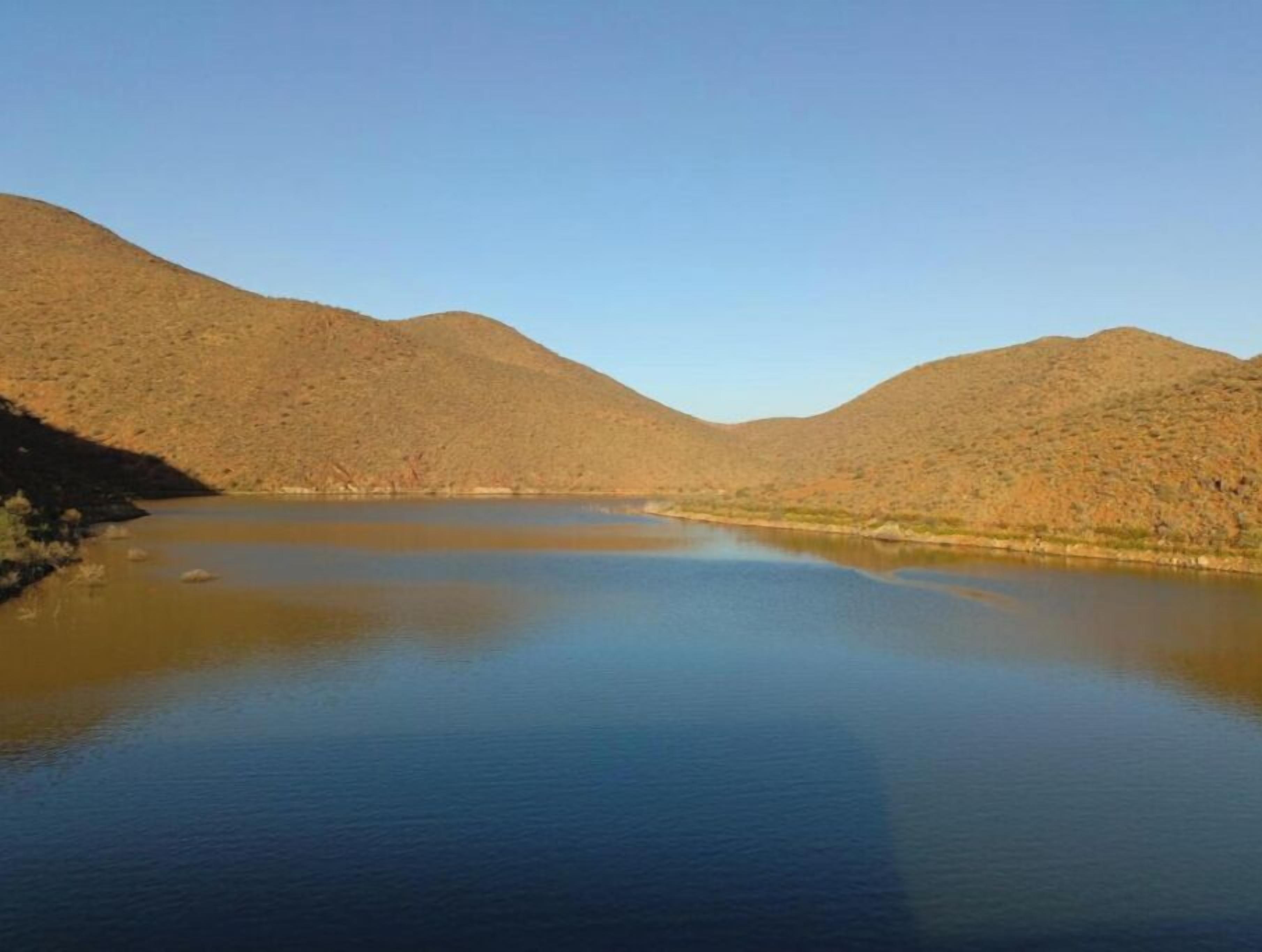 Un lac paisible, entouré de collines.