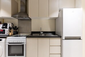 Fridge, microwave, oven, coffee/tea maker