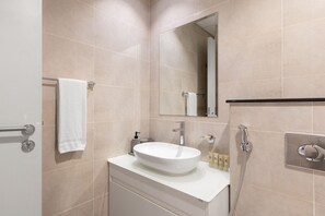 Sèche-cheveux, bidet, serviettes fournies, papier toilette