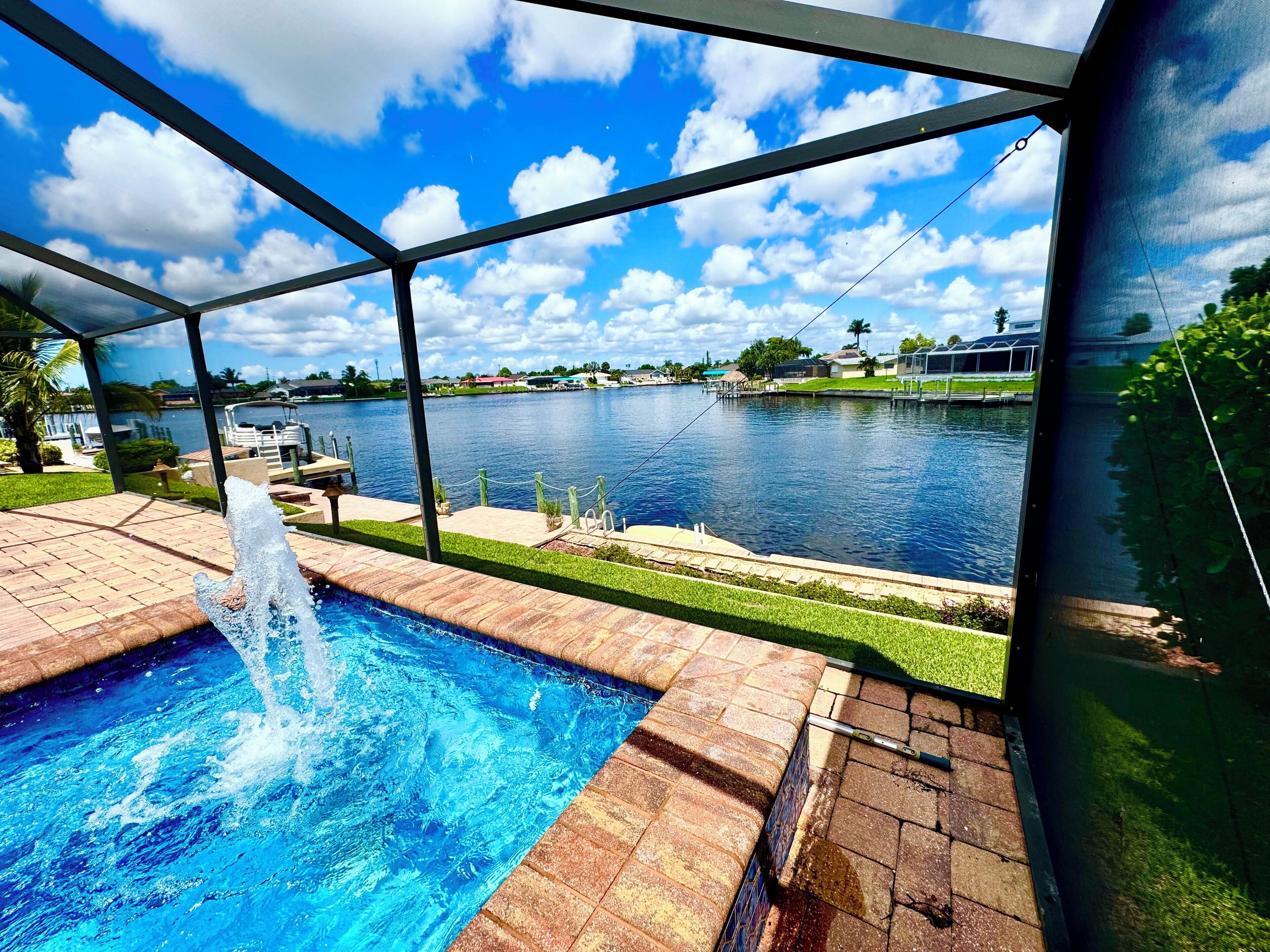 Una piscina al aire libre, una piscina climatizada