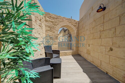 Soothing 3-bedroom house with Private Pool in Ħal Għaxaq