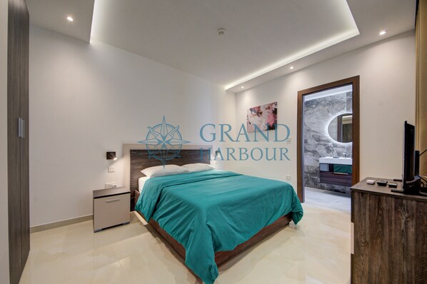 3 habitaciones, tabla de planchar con plancha, wifi y ropa de cama