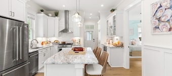 1st Floor King Bed-Screened Porch-Family Friendly! Optional Resort & Golf Access