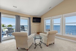 TV, table football, ping pong - Sounds Ducky: Private Heated Saltwater Pool | Hot Tub | Sound front | 5-minute w (Duck)