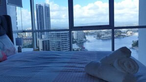 A hotel room with a large window offering a view of a cityscape and a river. - Chevron Tower3 has 2bedrooms 2beds With Car Park (Gold Coast)