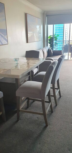 Apartamento, 2 quartos, sacada | Sala de jantar