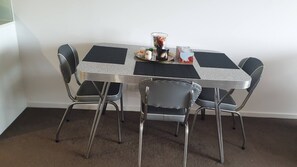 Apartment, 2 Bedrooms, Garden View | Dining room