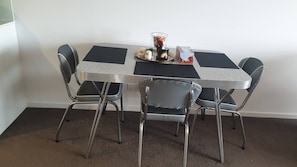Apartment, 2 Bedrooms, Garden View | Dining room