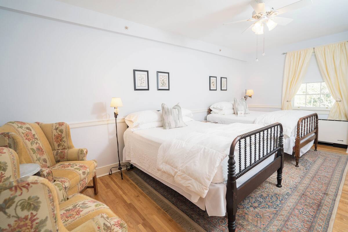Classic Double Room, 2 Queen Beds, Non Smoking | Free WiFi