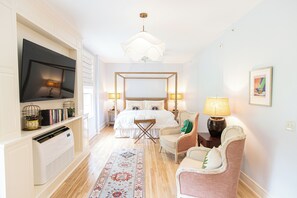 Luxury Double Room, 1 King Bed, Non Smoking, Ground Floor | Free WiFi - Historic General Lewis Inn (Lewisburg)