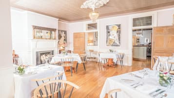 Dinner and brunch served