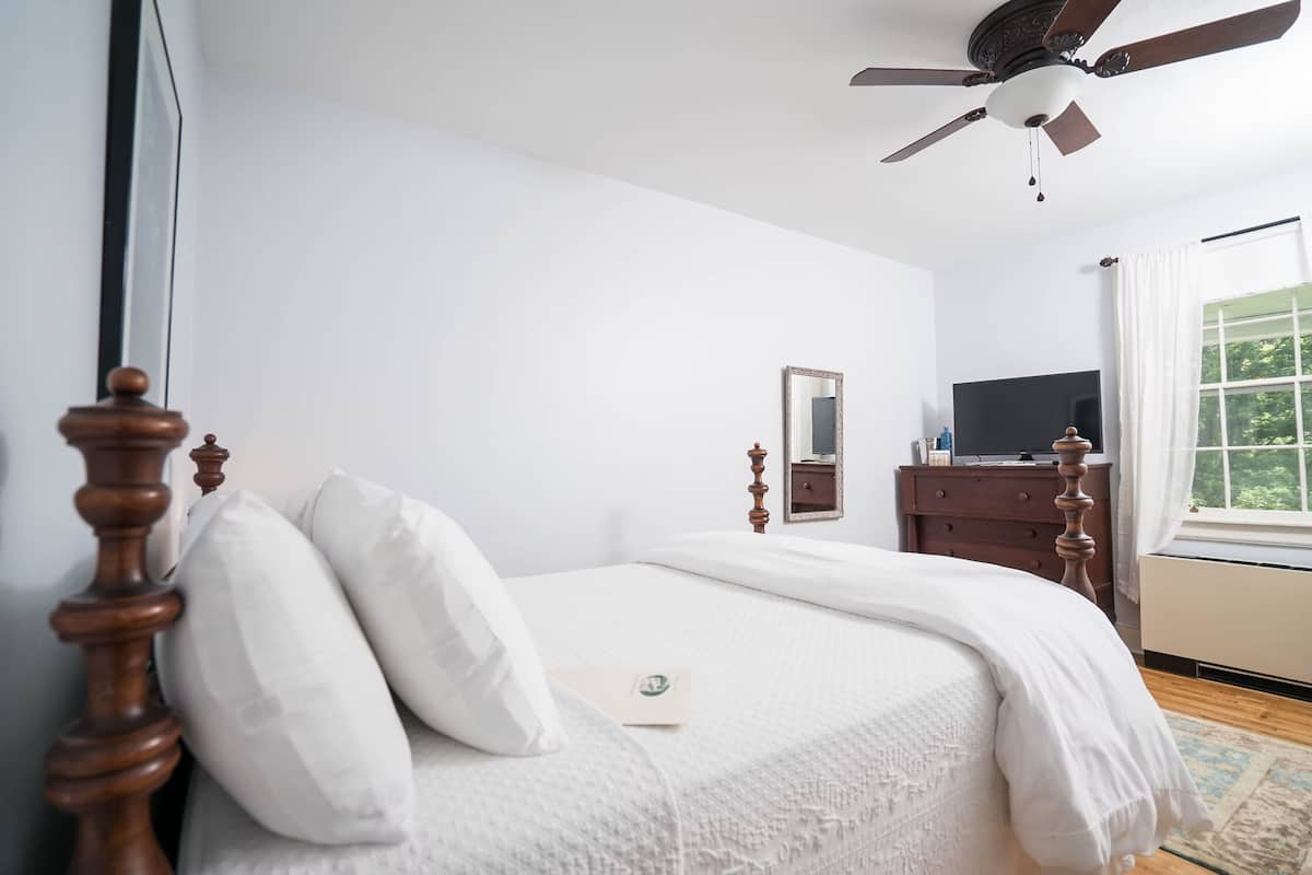 Deluxe Double Room, 1 Queen Bed, Non Smoking | Free WiFi