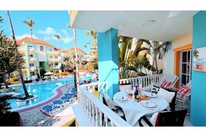 Outdoor dining - Walk to Beach, Shops, Dining, Pool View, Fast Wifi (Punta Cana)