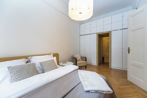 2 bedrooms, iron/ironing board, internet, bed sheets