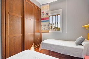 3 bedrooms, iron/ironing board, WiFi, bed sheets