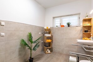 Chuveiro, secador de cabelo, toalhas de banho 