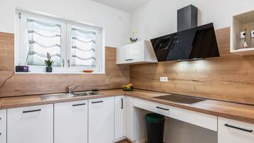 Frigorífico, microondas, horno y placa de cocina