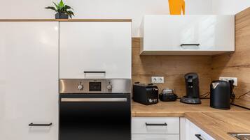 Kühlschrank, Mikrowelle, Ofen, Herdplatte