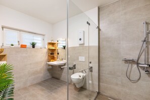 Dusche, Haartrockner, Handtücher