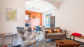 Televisión, chimenea, reproductor de DVD, estéreo