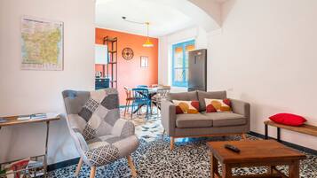 Een televisie, een open haard, een dvd-speler en een stereo