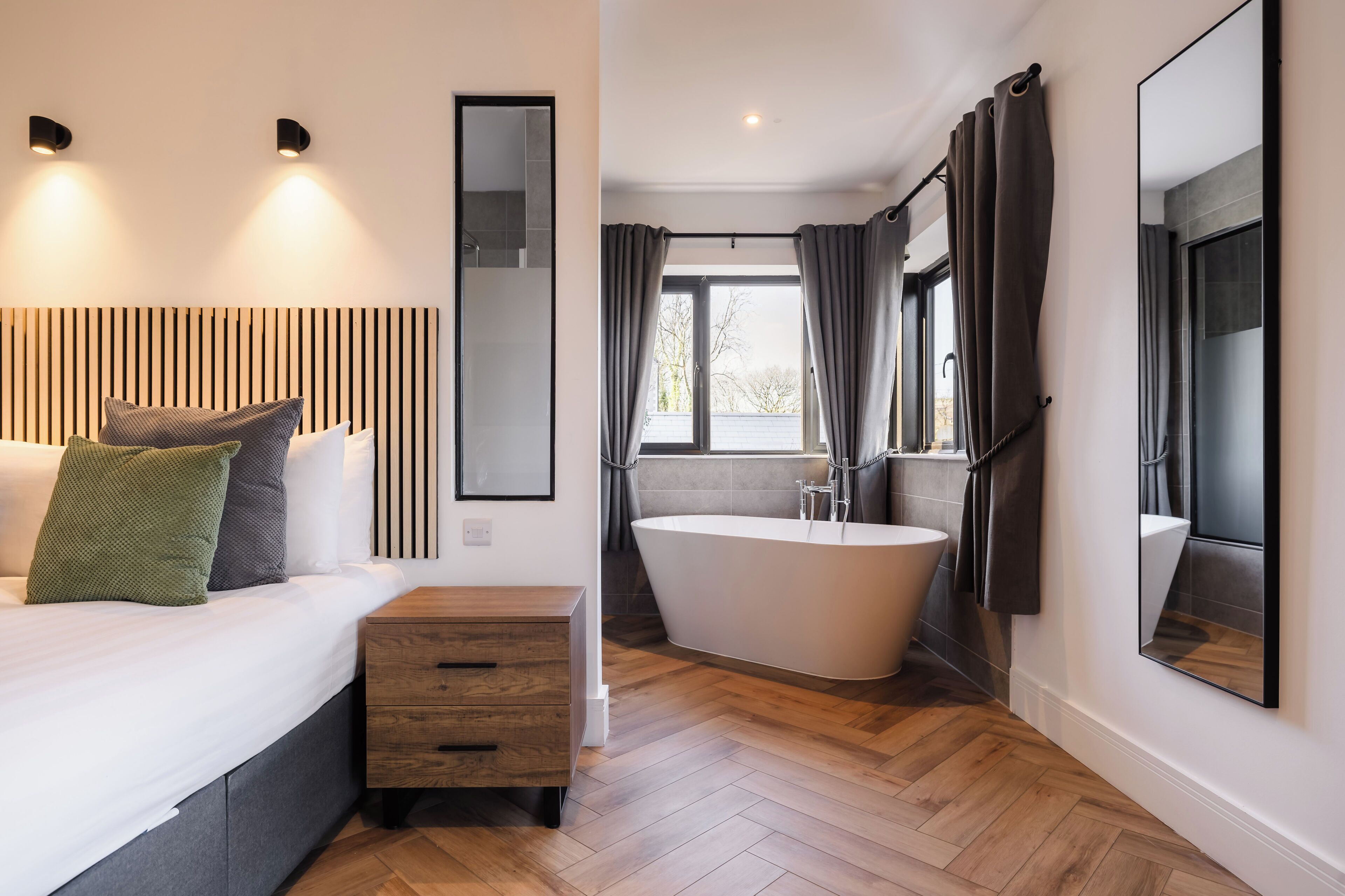 Superior-rum - utsikt mot trädgården | Strykjärn/strykbräda och gratis wi-fi