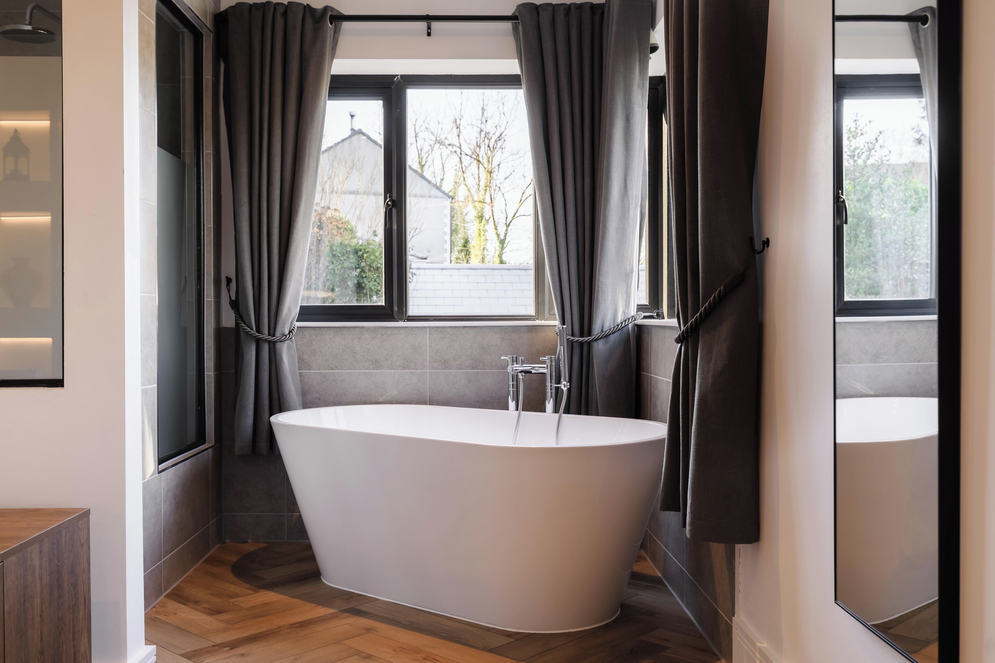 Superior-rum - utsikt mot trädgården | Strykjärn/strykbräda och gratis wi-fi