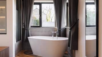 Superior-rum - utsikt mot trÀdgÄrden | StrykjÀrn/strykbrÀda och gratis wi-fi