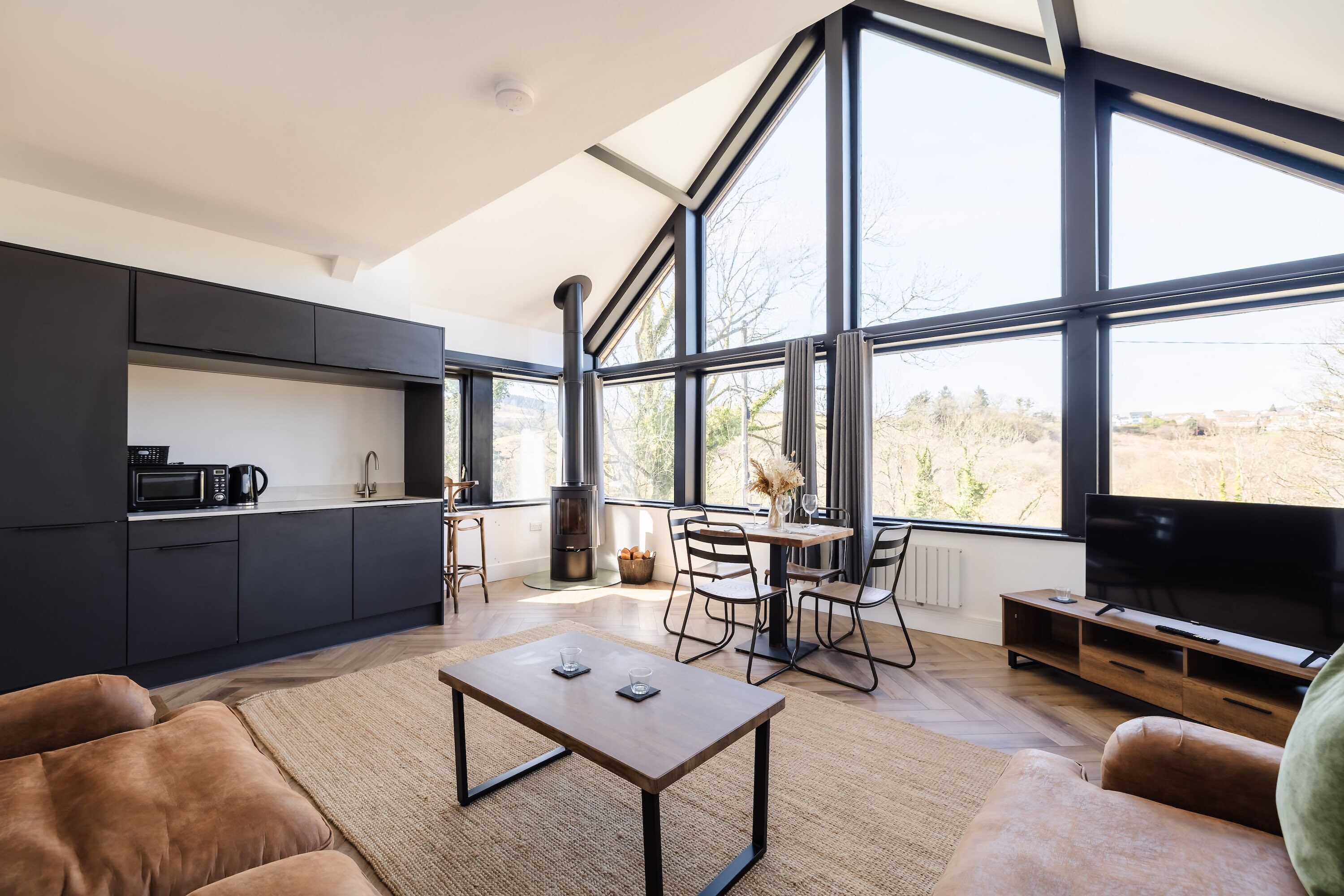 Superior Quadruple Room | Living area